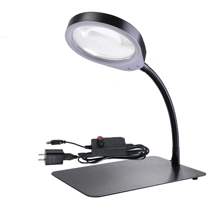 Lampe med forstørrelsesglass